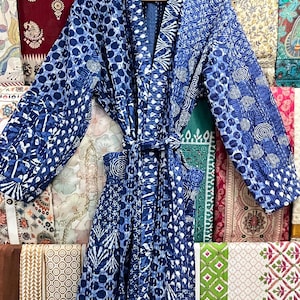 Op de afbeelding: Een blauwe en witte gequilte badjas met een strikceintuur. De badjas heeft een traditionele Japanse stijl met een brede kraag en lange mouwen.