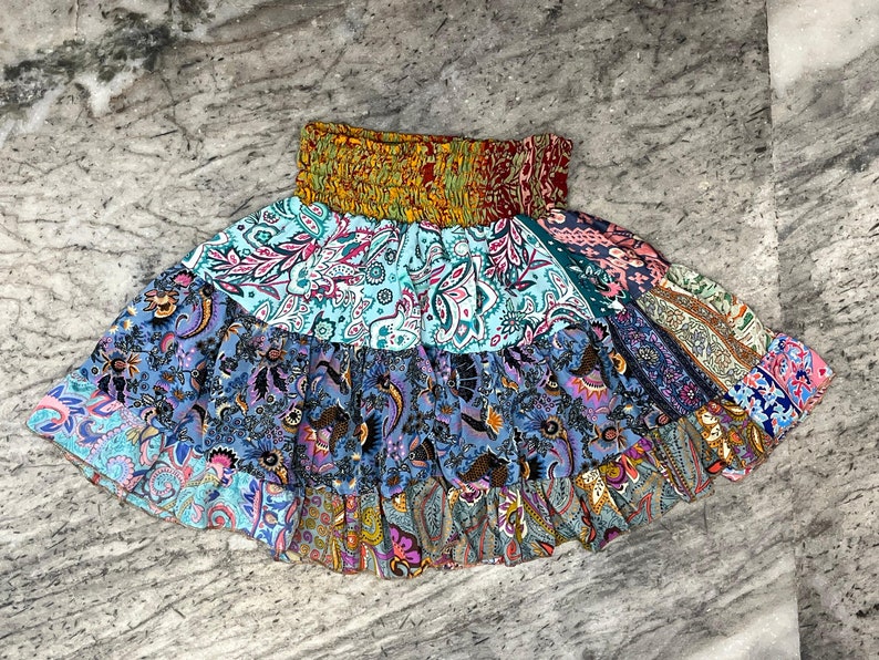 Minijupe en patchwork bohème fait main, minijupe fluide en patchwork funky, jupe fluide en soie colorée bohème, jupe d'été, vêtements des années 70 image 1