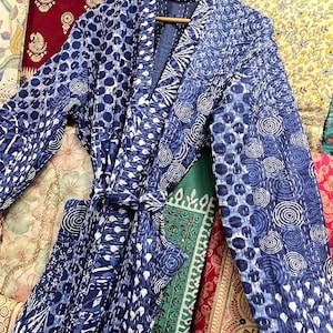 Op de afbeelding: Een blauwe en witte geruite gequilte badjas met een strikceintuur. De badjas is gemaakt van katoen en heeft een traditionele Japanse stijl.