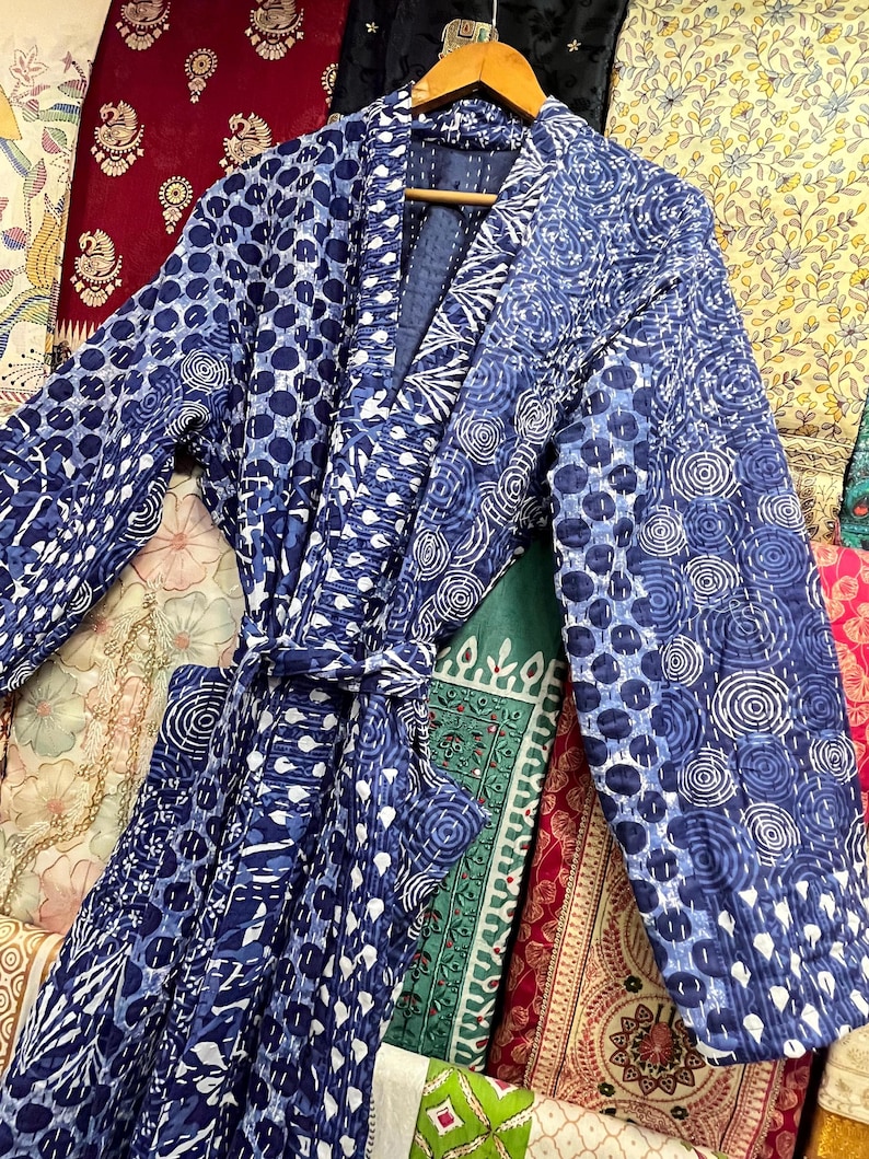 Op de afbeelding: Een blauwe en witte geruite gequilte badjas met een strikceintuur. De badjas is gemaakt van katoen en heeft een traditionele Japanse stijl.