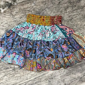 Minijupe en patchwork bohème fait main, minijupe fluide en patchwork funky, jupe fluide en soie colorée bohème, jupe d'été, vêtements des années 70 image 5