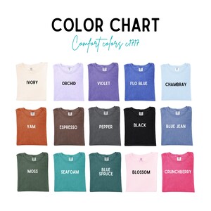 K&ouml;nnte beinhalten: Farbkarte mit 15 verschiedenen Farben von T-Shirts. Die Farben sind: Elfenbein, Orchidee, Violett, Flo Blau, Chambray, Yam, Espresso, Pfeffer, Schwarz, Jeansblau, Moos, Schaum, Blautanne, Bl&uuml;te und Crunchberry.