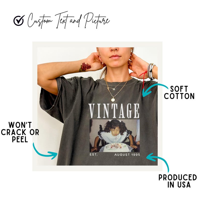 K&ouml;nnte beinhalten: Ein dunkelgraues T-Shirt mit dem Wort "Vintage" auf der Vorderseite. Das Shirt zeigt au&szlig;erdem ein Foto eines jungen M&auml;dchens, das einen Geburtstagskuchen h&auml;lt. Der Text "EST. AUGUST 1995" ist unter dem Foto gedruckt. Das Shirt ist aus weicher Baumwolle und wird in den USA hergestellt.
