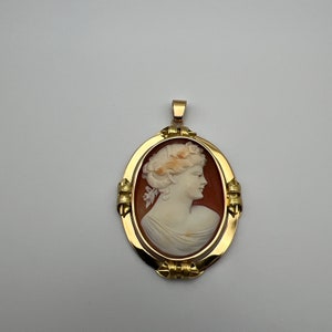 Fantastic Shell Cameo Necklace framed in 18K Yellow Gold image 2