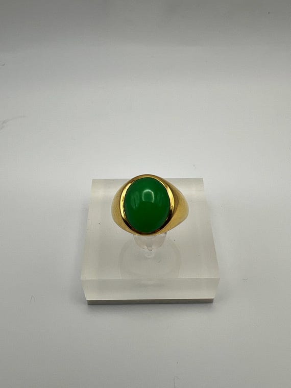 Vintage Oval Cabochon Jade Ring in 21 Karat Yellow Gold 12x10mm