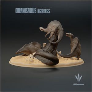 Puede incluir: Un diorama detallado que presenta varias figuras de dinosaurios Ouranosaurus nigeriensis en un entorno arenoso. La escena incluye el texto Ouranosaurus nigeriensis en la parte superior y el logo Miniature Museum abajo a la derecha.