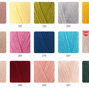 K&ouml;nnte beinhalten: Eine Sammlung von Garnkn&auml;ueln in verschiedenen Farben, darunter Rosa, Gelb, Gr&uuml;n, Grau und Blau. Jedes Kn&auml;uel ist mit einer Nummer wie 161, 187 und 193 gekennzeichnet. Das Garn scheint weich und f&uuml;r Strick- oder H&auml;kelprojekte geeignet zu sein.
