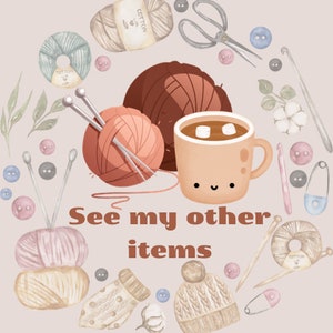 K&ouml;nnte beinhalten: Aquarell-Illustration von Strick- und H&auml;kelzubeh&ouml;r, einschlie&szlig;lich Wollkn&auml;uel, Nadeln, Scheren, Kn&ouml;pfen und einer Tasse hei&szlig;er Schokolade. Der Text "See my other items" ist in Braun dargestellt.