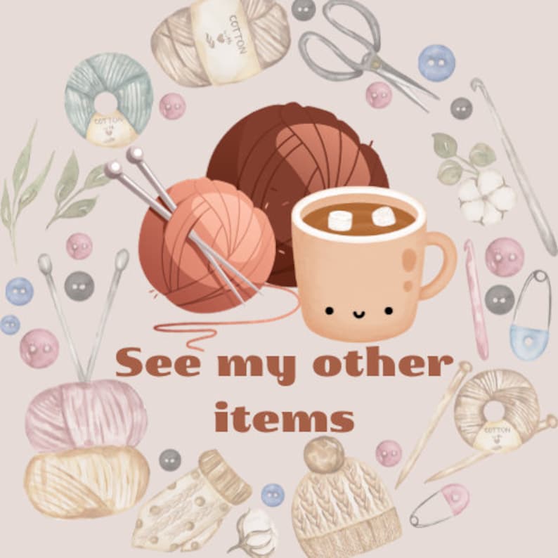 K&ouml;nnte beinhalten: Aquarell-Illustration von Strick- und H&auml;kelzubeh&ouml;r, einschlie&szlig;lich Wollkn&auml;uel, Nadeln, Scheren, Kn&ouml;pfen und einer Tasse hei&szlig;er Schokolade. Der Text "See my other items" ist in Braun dargestellt.