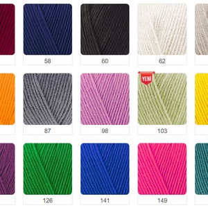 K&ouml;nnte beinhalten: Eine Sammlung farbiger Garnkn&auml;uel in verschiedenen Farbt&ouml;nen, darunter Burgunderrot, Marineblau, Schwarz, Creme und Grau. Jedes Kn&auml;uel ist mit einer Nummer versehen. Das Bild enth&auml;lt auch Farbt&ouml;ne von Orange, Lila, Gr&uuml;n, Blau, Rosa und Gelb.