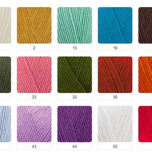 K&ouml;nnte beinhalten: Eine Sammlung von Garnkn&auml;ueln in verschiedenen Farben, darunter Creme, Senfgelb, T&uuml;rkis, Blau und Braun. Weitere Farben sind Olivgr&uuml;n, Rosa, Waldgr&uuml;n, Rot und Orange. Jedes Kn&auml;uel ist mit einer Nummer versehen.