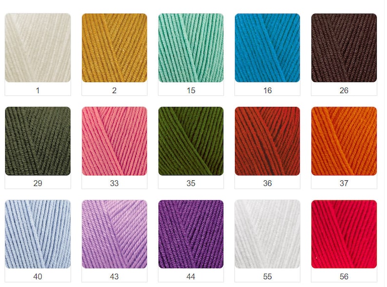 K&ouml;nnte beinhalten: Eine Sammlung von Garnkn&auml;ueln in verschiedenen Farben, darunter Creme, Senfgelb, T&uuml;rkis, Blau und Braun. Weitere Farben sind Olivgr&uuml;n, Rosa, Waldgr&uuml;n, Rot und Orange. Jedes Kn&auml;uel ist mit einer Nummer versehen.
