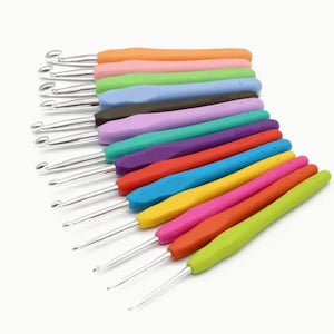Blue Crochet Hook Set: Ergonomic Soft Grip, Aluminum Needles image 9