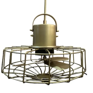 Puede incluir: Ventilador de techo de metal dorado con un diseño de jaula. El ventilador tiene una sola cuchilla y una base redonda de metal.