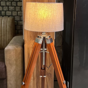 Lámpara de pie trípode moderna de madera con acabado en madera natural. imagen 7