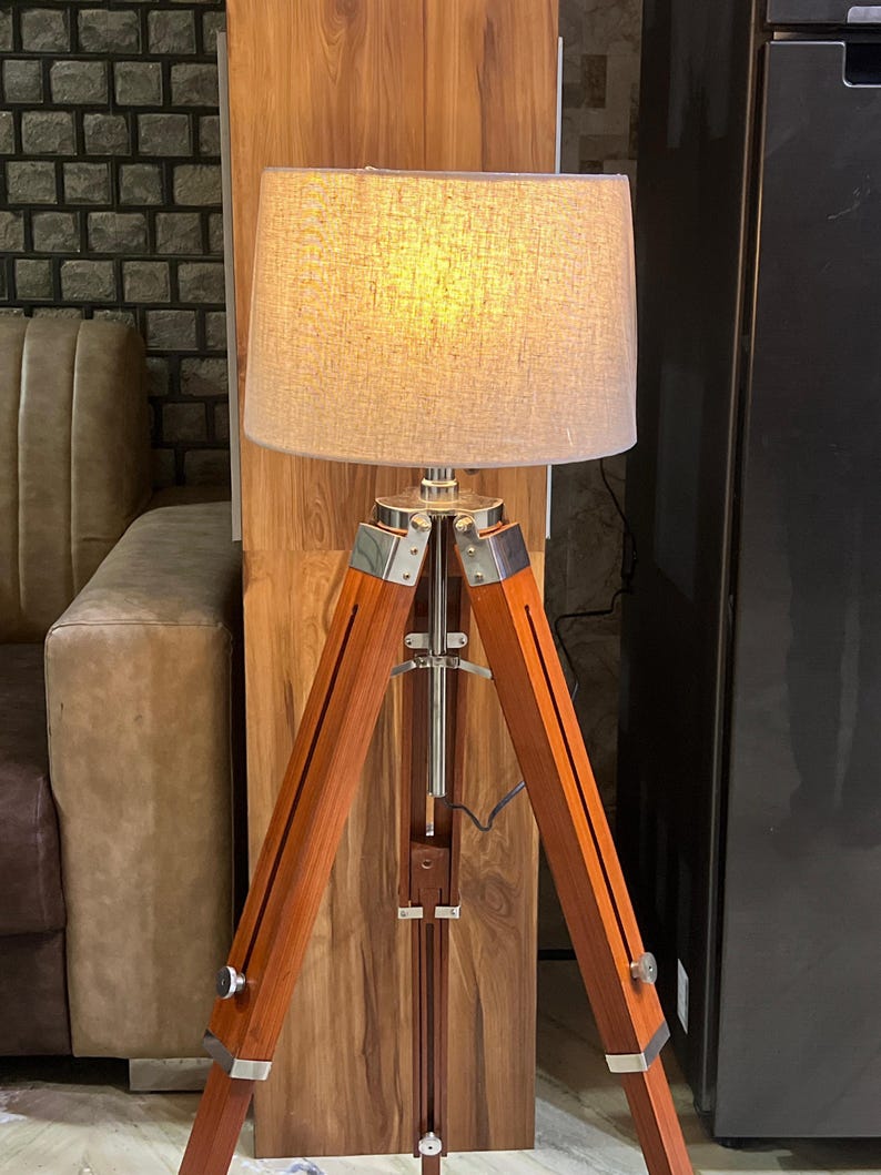Lámpara de pie trípode moderna de madera con acabado en madera natural. imagen 7
