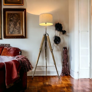 Lámpara de pie trípode moderna de madera con acabado en madera natural. imagen 5