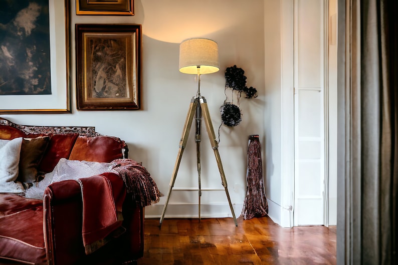 Lámpara de pie trípode moderna de madera con acabado en madera natural. imagen 5