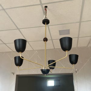 Moderne Spoetnik-kroonluchter uit het midden van de eeuw: 5-lichts messing en houten plafondarmatuur