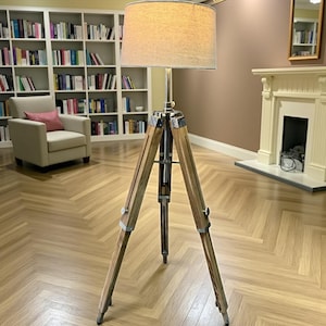 Lámpara de pie trípode moderna de madera con acabado en madera natural. imagen 3