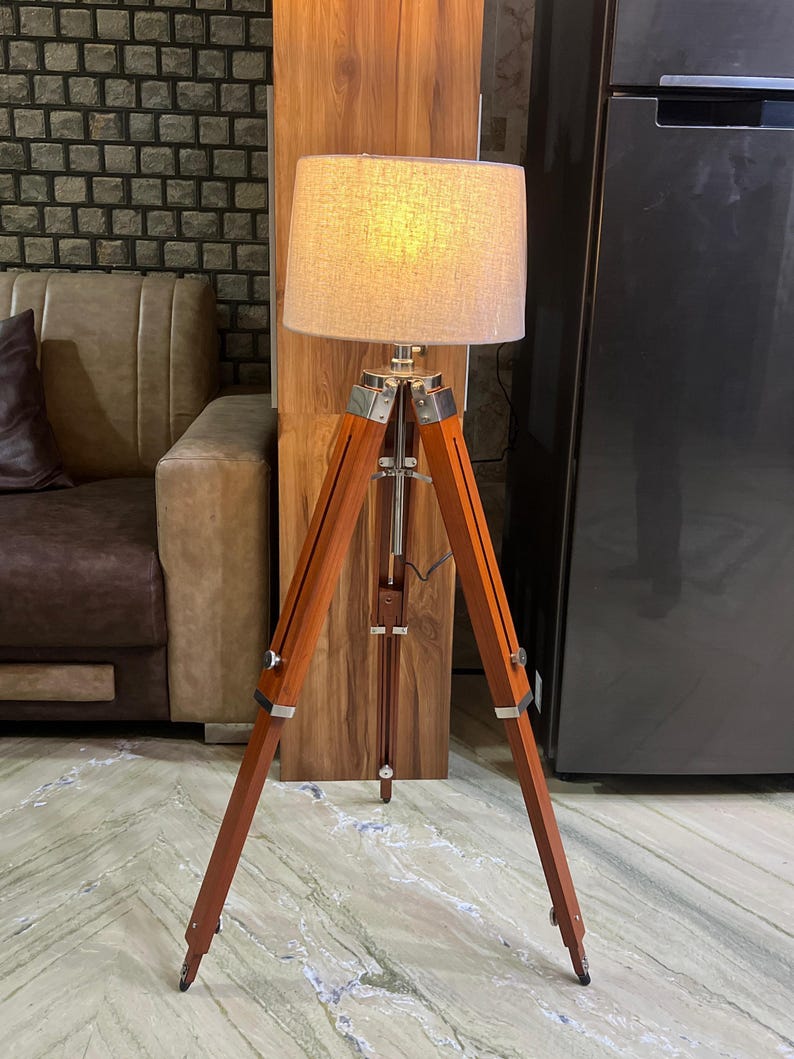 Lámpara de pie trípode moderna de madera con acabado en madera natural. imagen 16