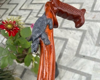 Bastón de madera con forma de tortuga: un bastón de diseño elegante