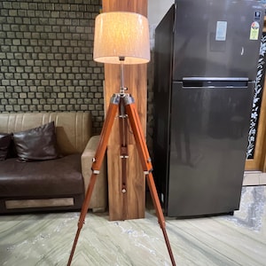 Lámpara de pie trípode moderna de madera con acabado en madera natural. imagen 1