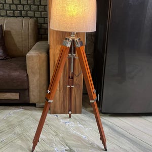 Lámpara de pie trípode moderna de madera con acabado en madera natural. imagen 17