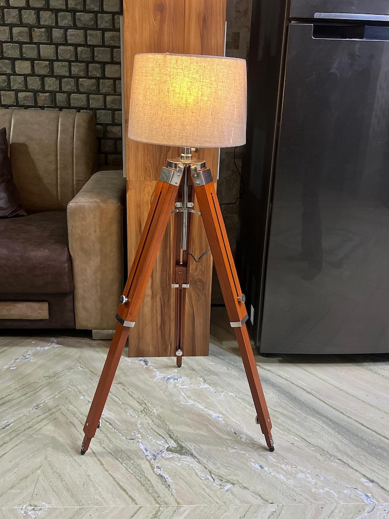 Lámpara de pie trípode moderna de madera con acabado en madera natural. imagen 17