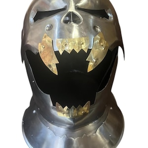 Schaukampftauglicher Schädelhelm Gothic Mittelalter Rüstung mit Messingzähnen | 18 Gauge Stahlkrieger Cosplay Helm | Larp & Fantasy Kostümzubehör