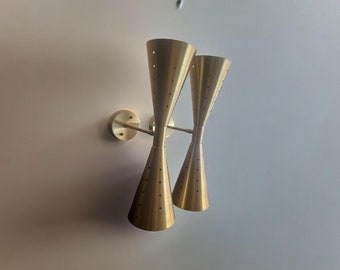 Apliques de pared de latón modernos de mediados de siglo, lámpara de tocador de doble cono atómico, lámpara de pared hecha a mano
