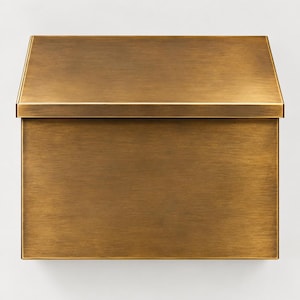 Può includere: Una cassetta postale da parete rettangolare realizzata in ottone spazzolato con una calda finitura metallica. Il design presenta un pannello frontale piatto e pulito e un coperchio superiore inclinato che sporge dal corpo principale dell'oggetto.