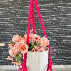 Rosa Nylon Pflanzenaufhänger - 110 cm langer Makramee - Boho Indoor Outdoor Topfaufhänger für Decke oder Wanddekor