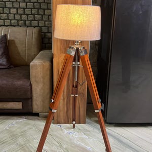 Lámpara de pie trípode moderna de madera con acabado en madera natural. imagen 13