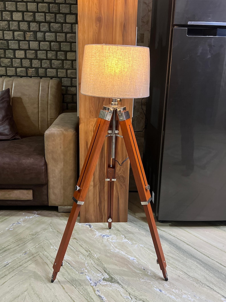 Lámpara de pie trípode moderna de madera con acabado en madera natural. imagen 13