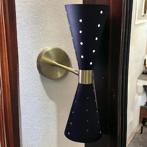 Applique da parete in ottone in stile moderno di metà secolo: lampada da toeletta Atomic Dual Cone