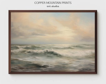 Puede incluir: Una pintura enmarcada que representa un paisaje marítimo con un cielo nublado y olas rompiendo en la costa. La pintura está en un marco marrón y presenta una paleta de colores sutil y tenue.