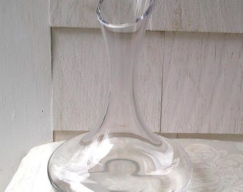 Decantador vintage de cristal transparente Krosno con pico inclinado y base ancha.