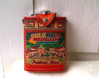 Vintage met de hand bewerkte met leer omwikkelde fles COLOMBIA SOUVENIR Medellin