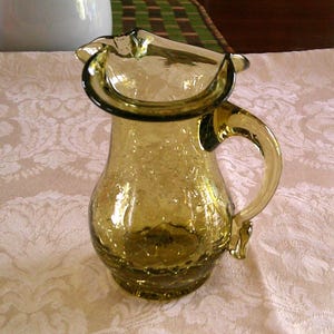 Brocca vintage in vetro craquelé verde oliva con manico applicato da 4&quot;