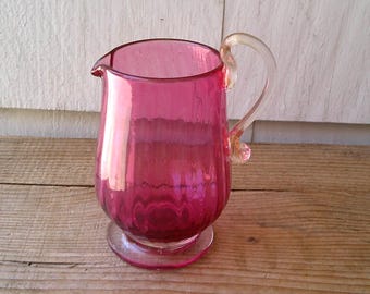 Jarra de crema antigua victoriana de cristal color arándano con asa dorada