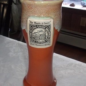 Jarra de cerveza Flying Goose Brew Pub de 20 cm (8 pulgadas), New London, N.H., Grey Fox Pottery