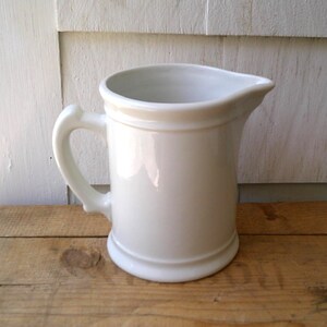 ヴィンテージ ホール ホワイト アイアンストーン ピッチャー 6 1/2