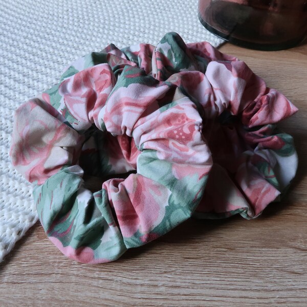 Chouchou rose et vert à fleurs en tissu upcyclé