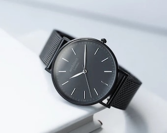 Montre gravée personnalisée pour hommes avec bracelet en maille noire Gravure de police moderne Montre minimaliste pour hommes - Cadeau pour lui, Cadeau de la fête des Pères