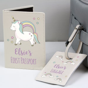 Porta-passaporte de couro creme com design de unicórnio personalizado para bebê e conjunto de etiqueta de bagagem - presente para recém-nascido, presente de viagem, chá de bebê, primeiro passaporte