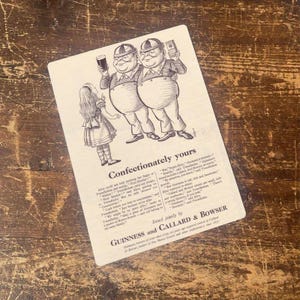 Puede incluir: Ilustraci&oacute;n en blanco y negro de dos hombres sosteniendo vasos de cerveza y una mujer de pie frente a ellos. El texto dice "Confectionately yours" y "Issued jointly by Guinness and Callard & Bowser".