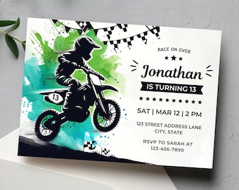 Peut inclure: Invitation d'anniversaire avec une silhouette noire d'un pilote de motocross sur une moto, sur fond aquarelle vert et bleu. L'invitation indique "Jonathan fête ses 13 ans" avec les détails de l'événement et les informations RSVP.