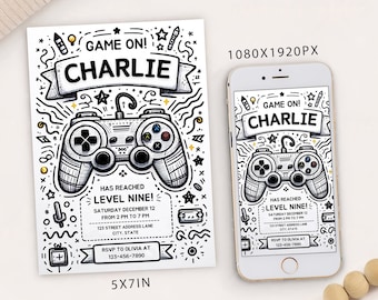 Può includere: Un invito illustrato in bianco e nero per una festa a tema videogiochi. L'invito presenta un grande gamepad con il testo "Game On! Charlie" e "Has Reached Level Nine!" L'invito include la data, l'ora e le informazioni di RSVP.