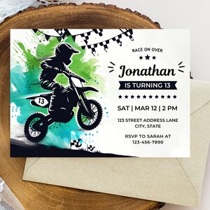 K&ouml;nnte beinhalten: Motocross-Geburtstagseinladung mit einer schwarzen Silhouette eines Fahrers auf einem Motorrad vor gr&uuml;n-blauen Farbspritzern. Die Einladung enth&auml;lt den Text "Jonathan wird 13" und Veranstaltungsdetails.